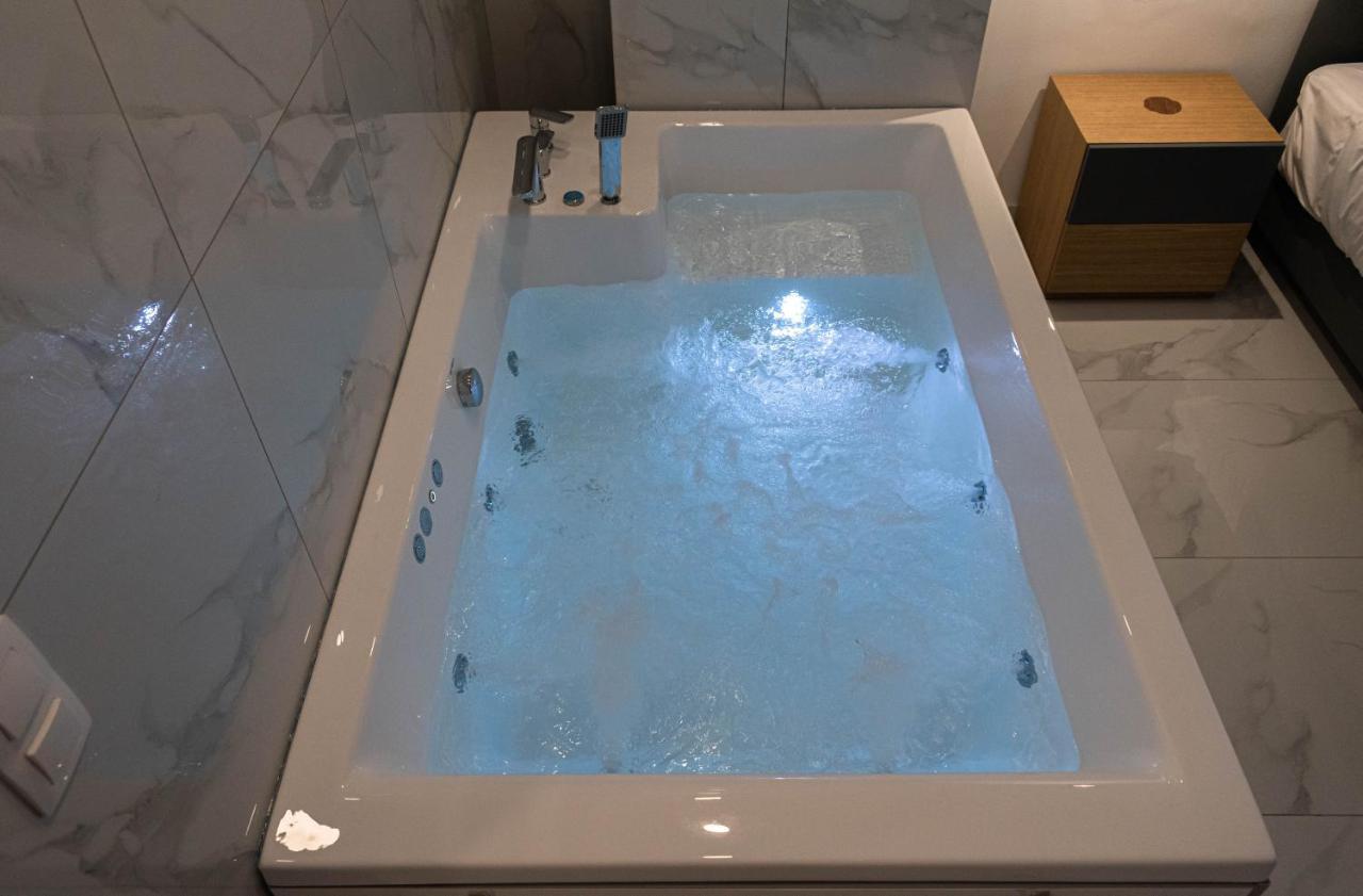 Athens Jacuzzi Apartment מראה חיצוני תמונה